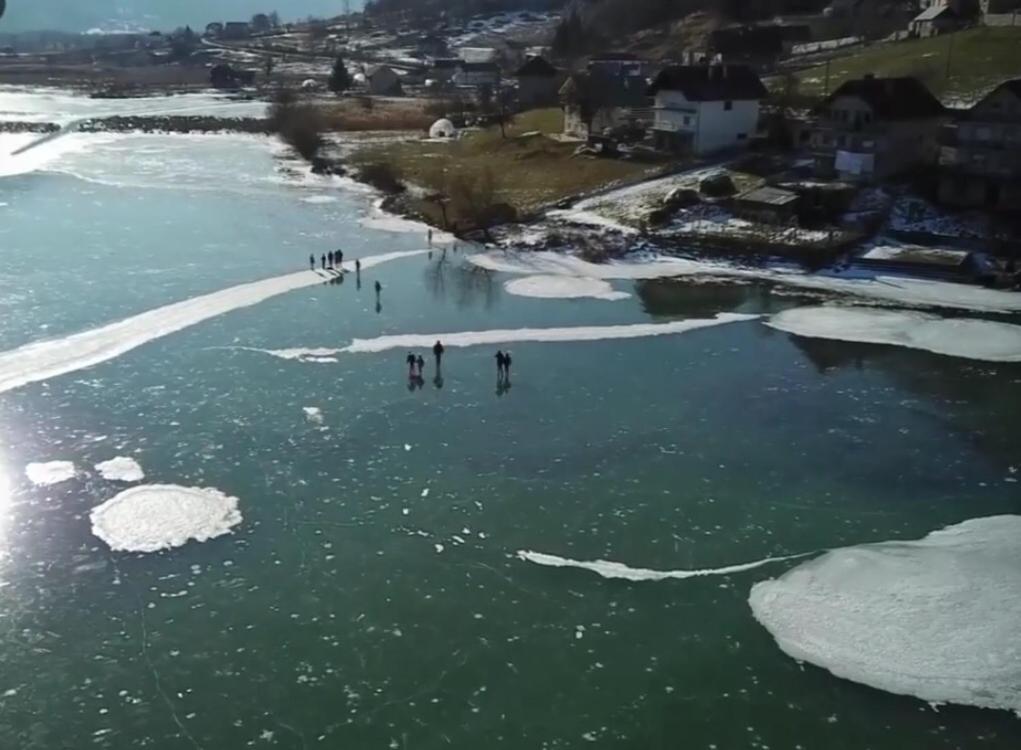 The Lakes Lagoon Plav Luaran gambar